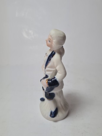 Винтажная фарфоровая статуэтка мужчины в викторианском стиле, 4.5см x 12см, Германия, 1960-70гг.