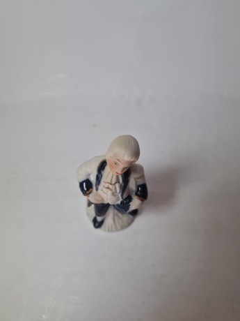 Винтажная фарфоровая статуэтка мужчины в викторианском стиле, 4.5см x 12см, Германия, 1960-70гг.