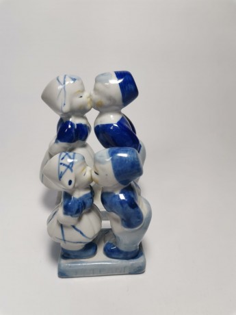 Delft Делфтский фарфор Набор коллекционных статуэток "Целующиеся мальчик и девочка"