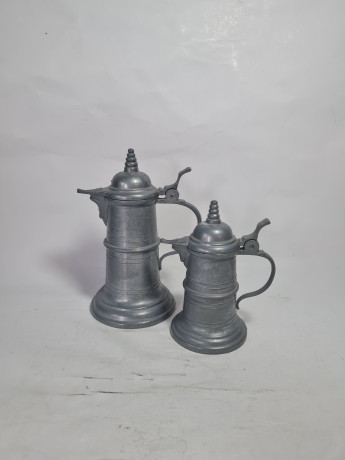 Набор винтажных кувшинов с крышкой в деревенском стиле, традиционное искусство, олово, литье, 2 шт., 17 см и 10 см, Германия, 1990-2000гг.