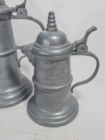 Набор винтажных кувшинов с крышкой в деревенском стиле, традиционное искусство, олово, литье, 2 шт., 17 см и 10 см, Германия, 1990-2000гг.