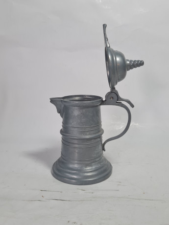 Набор винтажных кувшинов с крышкой в деревенском стиле, традиционное искусство, олово, литье, 2 шт., 17 см и 10 см, Германия, 1990-2000гг.