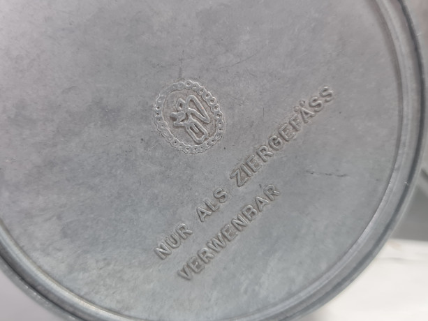 Набор винтажных кувшинов с крышкой в деревенском стиле, традиционное искусство, олово, литье, 2 шт., 17 см и 10 см, Германия, 1990-2000гг.