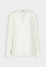 Tommy Hilfiger SOLID V NECK BLOUSE Blouse ecru БЛУЗКА С V-ОБРАЗНЫМ ВЫРЕЗОМ Блузка экрю