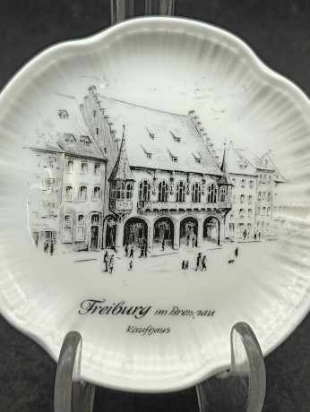 Тарелка декоративная винтажная AK Kaiser "Фрайбург", сувенирная, фарфор, 11 см, Германия, 1970-80гг.
