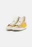 Nike Sportswear BLAZER MID #x27;77 JUMBO UNISEX Sneaker high wheat grass/vivid sulfur/sail/wheat grass/black/team orange BLAZER MID #x27;77 JUMBO UNISEX — Высокие кроссовки женские пырей/яркая сера/парус/пырей/черный/оранжевая команда