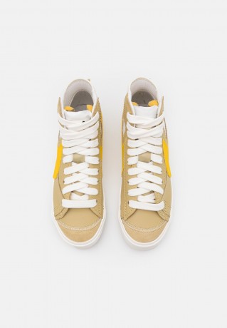 Nike Sportswear BLAZER MID #x27;77 JUMBO UNISEX Sneaker high wheat grass/vivid sulfur/sail/wheat grass/black/team orange BLAZER MID #x27;77 JUMBO UNISEX — Высокие кроссовки женские пырей/яркая сера/парус/пырей/черный/оранжевая команда