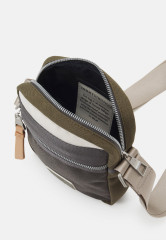 Tommy Hilfiger SURPLUS MINI REPORTER UNISEX Across body bag military/ivory SURPLUS MINI REPORTER UNISEX Сумка через плечо военный/слоновая кость