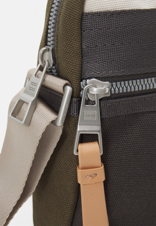 Tommy Hilfiger SURPLUS MINI REPORTER UNISEX Across body bag military/ivory SURPLUS MINI REPORTER UNISEX Сумка через плечо военный/слоновая кость