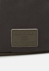 Tommy Hilfiger SURPLUS MINI REPORTER UNISEX Across body bag military/ivory SURPLUS MINI REPORTER UNISEX Сумка через плечо военный/слоновая кость