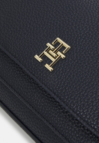 Tommy Hilfiger EMBLEM FLAP CROSSOVER Across body bag space blue EMBLEM FLAP CROSSOVER Сумка через плечо космический синий
