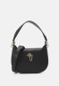 Tommy Hilfiger CHAIN SHOULDER BAG Handbag black СУМКА НА ПЛЕЧО С ЦЕПОЧКОЙ Сумка черный