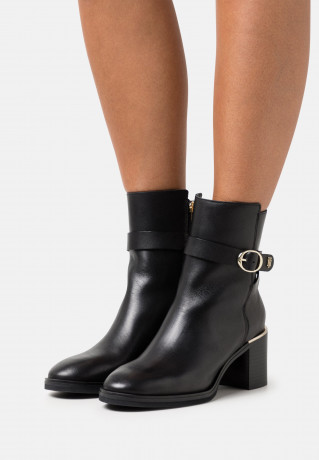 Tommy Hilfiger BELT HEELED BOOT Classic ankle boots black BELT HEELED BOOT Классические ботильоны черный