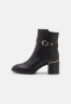 Tommy Hilfiger BELT HEELED BOOT Classic ankle boots black BELT HEELED BOOT Классические ботильоны черный