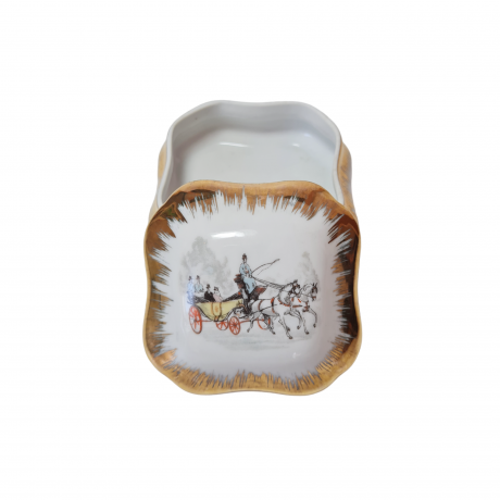 Шкатулка винтажная Limoges France, белый фарфор с изображением лошадей и кареты и с обильной позолотой, 8 x 8 x 4,5 см, Франция, 1960-70гг.