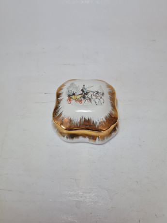 Шкатулка винтажная Limoges France, белый фарфор с изображением лошадей и кареты и с обильной позолотой, 8 x 8 x 4,5 см, Франция, 1960-70гг.