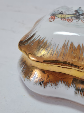 Шкатулка винтажная Limoges France, белый фарфор с изображением лошадей и кареты и с обильной позолотой, 8 x 8 x 4,5 см, Франция, 1960-70гг.