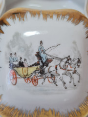 Шкатулка винтажная Limoges France, белый фарфор с изображением лошадей и кареты и с обильной позолотой, 8 x 8 x 4,5 см, Франция, 1960-70гг.