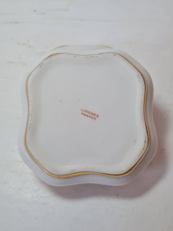 Шкатулка винтажная Limoges France, белый фарфор с изображением лошадей и кареты и с обильной позолотой, 8 x 8 x 4,5 см, Франция, 1960-70гг.