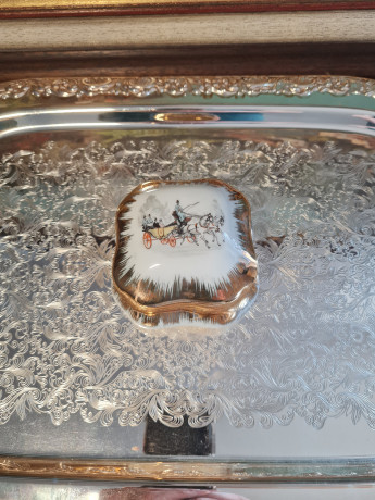 Шкатулка винтажная Limoges France, белый фарфор с изображением лошадей и кареты и с обильной позолотой, 8 x 8 x 4,5 см, Франция, 1960-70гг.