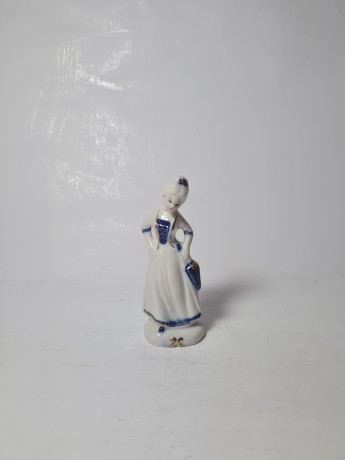 Винтажная фарфоровая статуэтка женщины в викторианском стиле с позолотой, 4см x 11см, Германия, 1960-70гг.