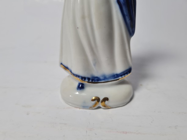 Винтажная фарфоровая статуэтка женщины в викторианском стиле с позолотой, 4см x 11см, Германия, 1960-70гг.