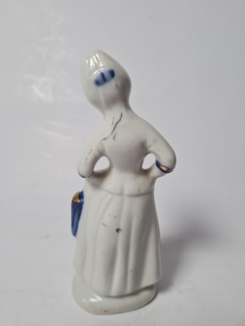 Винтажная фарфоровая статуэтка женщины в викторианском стиле с позолотой, 4см x 11см, Германия, 1960-70гг.