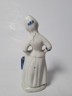 Винтажная фарфоровая статуэтка женщины в викторианском стиле с позолотой, 4см x 11см, Германия, 1960-70гг.