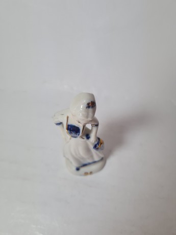 Винтажная фарфоровая статуэтка женщины в викторианском стиле с позолотой, 4см x 11см, Германия, 1960-70гг.