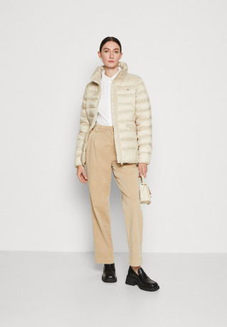 Tommy Hilfiger PADDED GLOBAL STRIPE JACKET Light jacket classic beige УТЕПЛЕННАЯ КУРТКА GLOBAL STRIPE JACKET Легкая куртка классический бежевый