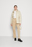 Tommy Hilfiger PADDED GLOBAL STRIPE JACKET Light jacket classic beige УТЕПЛЕННАЯ КУРТКА GLOBAL STRIPE JACKET Легкая куртка классический бежевый