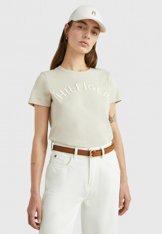 Tommy Hilfiger REG VARSITY EMB C-NK SS Print T-shirt light sandalwood REG VARSITY EMB C-NK SS Футболка с принтом светлое сандаловое дерево