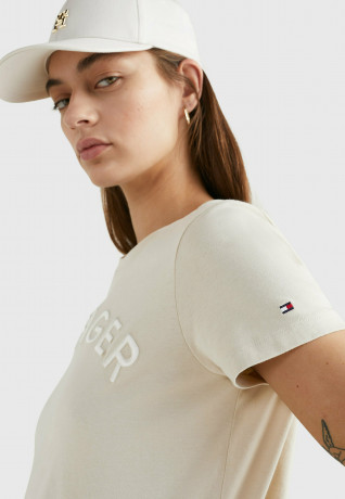 Tommy Hilfiger REG VARSITY EMB C-NK SS Print T-shirt light sandalwood REG VARSITY EMB C-NK SS Футболка с принтом светлое сандаловое дерево