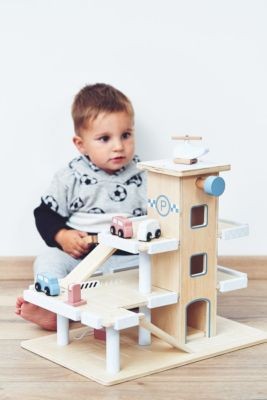 mamabrum Holzparkplatz mit 3 Ebenen und Hubschrauberlandeplatz Деревянная трехуровневая парковка с вертолетной площадкой.