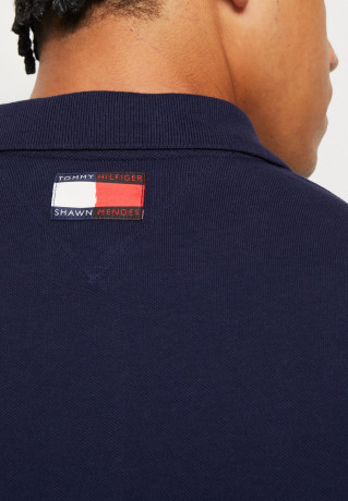 Tommy Hilfiger TOMMY HILFIGER X SHAWN MENDES POLO UNISEX Polo shirt carbon navy TOMMY HILFIGER X SHAWN MENDES POLO UNISEX Рубашка поло углеродный флот