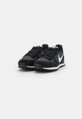 Nike Sportswear INTERNATIONALIST Sneaker low black/white/dark smoke grey INTERNATIONALIST Низкие кроссовки женские черный/белый/темно-серый дым