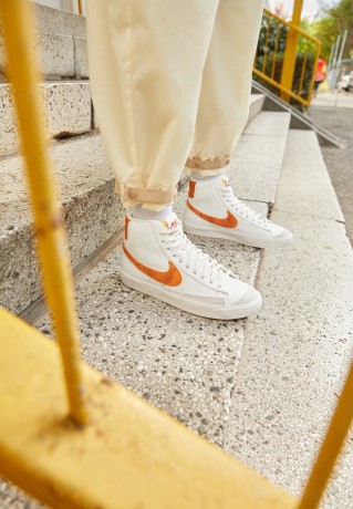 Nike Sportswear BLAZER MID ?77 Sneaker low summit white/hot curry mars/stone phantom BLAZER MID ?77 кроссовки женские низкие Вершина Уайт/горячее карри Марс/каменный фантом