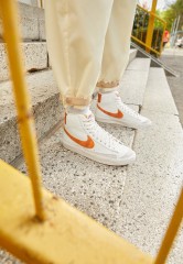 Nike Sportswear BLAZER MID ?77 Sneaker low summit white/hot curry mars/stone phantom BLAZER MID ?77 кроссовки женские низкие Вершина Уайт/горячее карри Марс/каменный фантом