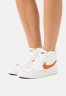 Nike Sportswear BLAZER MID ?77 Sneaker low summit white/hot curry mars/stone phantom BLAZER MID ?77 кроссовки женские низкие Вершина Уайт/горячее карри Марс/каменный фантом