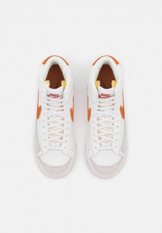 Nike Sportswear BLAZER MID ?77 Sneaker low summit white/hot curry mars/stone phantom BLAZER MID ?77 кроссовки женские низкие Вершина Уайт/горячее карри Марс/каменный фантом