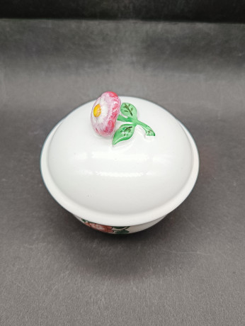 Набор емкостей для сыпучих продуктов винтажный Staatlich Majolika Manufaktur Karlsruhe A.G., с объемным цветком на крышке, керамика, ручная работа, 6 шт., 11.5 см, Германия, 1970-80гг.