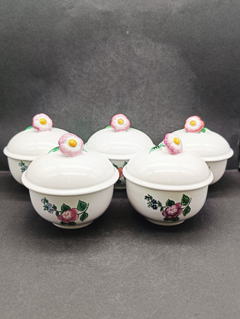 Набор емкостей для сыпучих продуктов винтажный Staatlich Majolika Manufaktur Karlsruhe A.G., с объемным цветком на крышке, керамика, ручная работа, 6 шт., 11.5 см, Германия, 1970-80гг.
