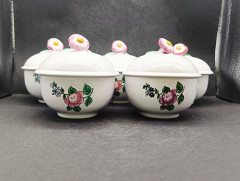 Набор емкостей для сыпучих продуктов винтажный Staatlich Majolika Manufaktur Karlsruhe A.G., с объемным цветком на крышке, керамика, ручная работа, 6 шт., 11.5 см, Германия, 1970-80гг.