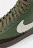 Nike Sportswear BLAZER MID 77 VNTG FF UNISEX Sneaker high army olive/summit white/campfire orange/dark brown/brown BLAZER MID 77 VNTG FF UNISEX Высокие кроссовки женские армейский оливковый/саммит белый/оранжевый у костра/темно-коричневый/коричневый