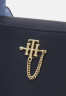 Tommy Hilfiger CHAIN SHOULDER BAG Handbag desert sky СУМКА НА ПЛЕЧО С ЦЕПОЧКОЙ Сумка небо пустыни