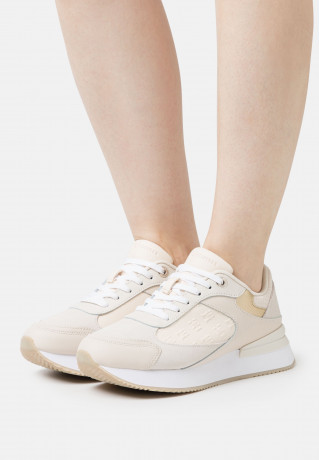 Tommy Hilfiger ELEVATED EMBOSSED RUNNER Trainers sugarcane ELEVATED EMBOSSED RUNNER Кроссовки сахарный тростник