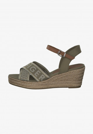Tommy Hilfiger ESSENTIAL  Trainers kaki ESSENTIAL Кроссовки хаки