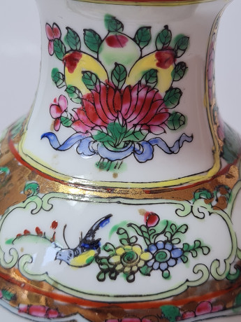 Ваза винтажная, белый фарфор с разноцветным рисунком птиц и цветов, 16 x 7 см, Китай, 1960-70гг.