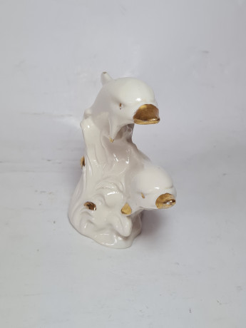 Белая фарфоровая фигурка с позолотой "Два дельфина" 11 x 13 см, Италия, 1970-80гг.