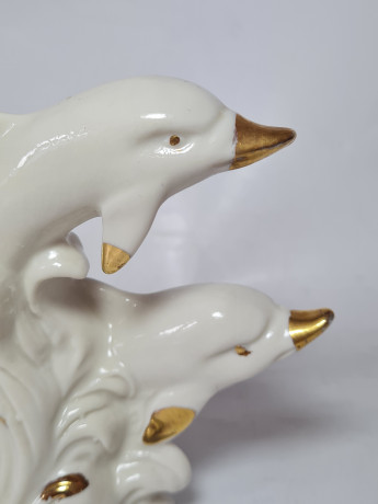Белая фарфоровая фигурка с позолотой "Два дельфина" 11 x 13 см, Италия, 1970-80гг.